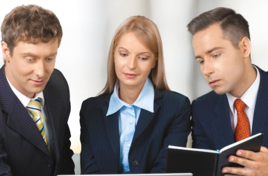 compañeras nuevas de trabajo en oficina con dos coworkers